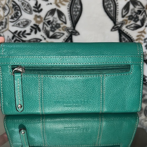 Tignanello Womenโs Shoulder Bag, GreenPebble Italian Leather W/ Matching Wallet - Picture 5 of 16